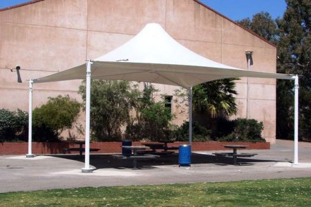 مظلات جدة: عباءةٌ من الظل في مواجهةِ شمسِ المدينةِ الساحليةِ